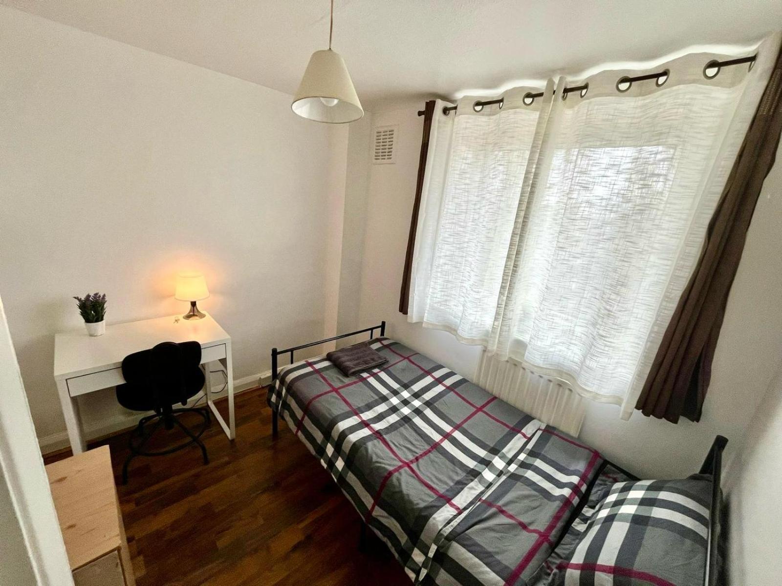 Whitechapel Station Rooms London Eksteriør bilde