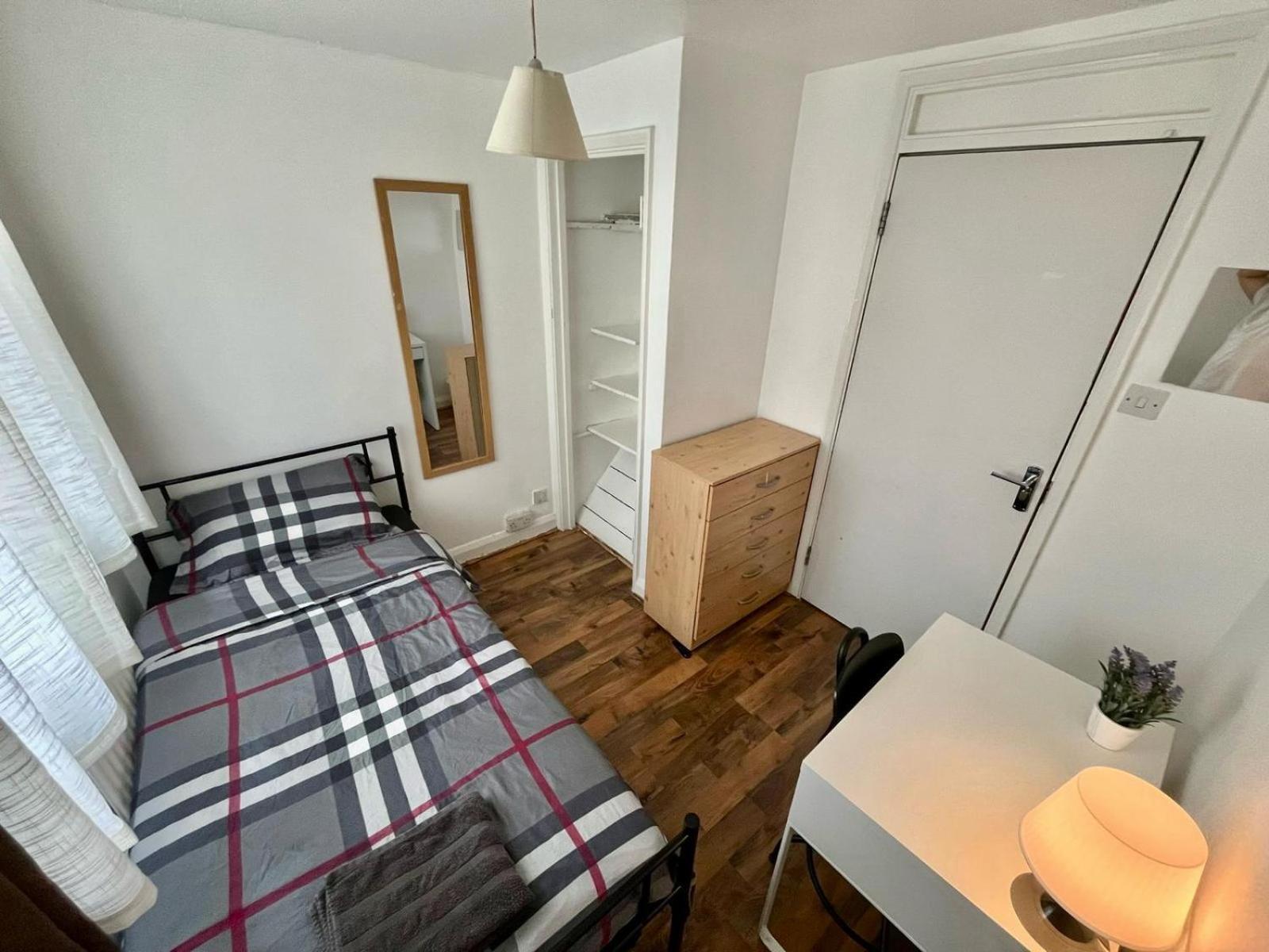 Whitechapel Station Rooms London Eksteriør bilde